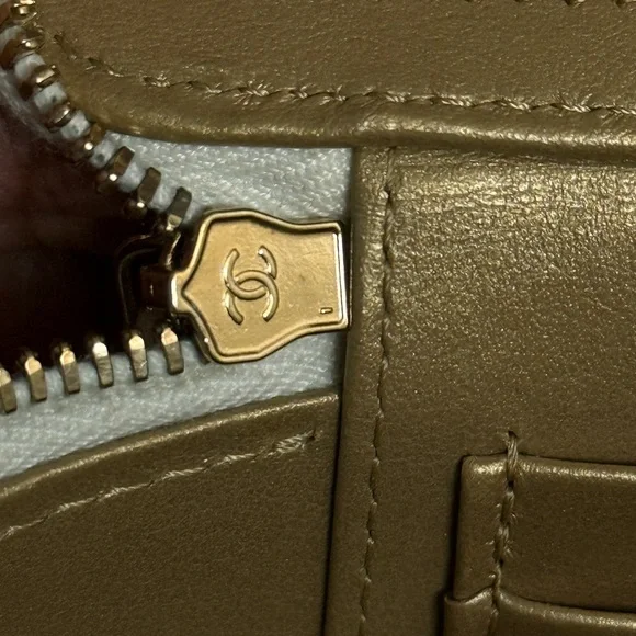 CHANEL Cream Quilted Leather Crossbody Vanity Bag with Gold Chain - Picture 12 of 16